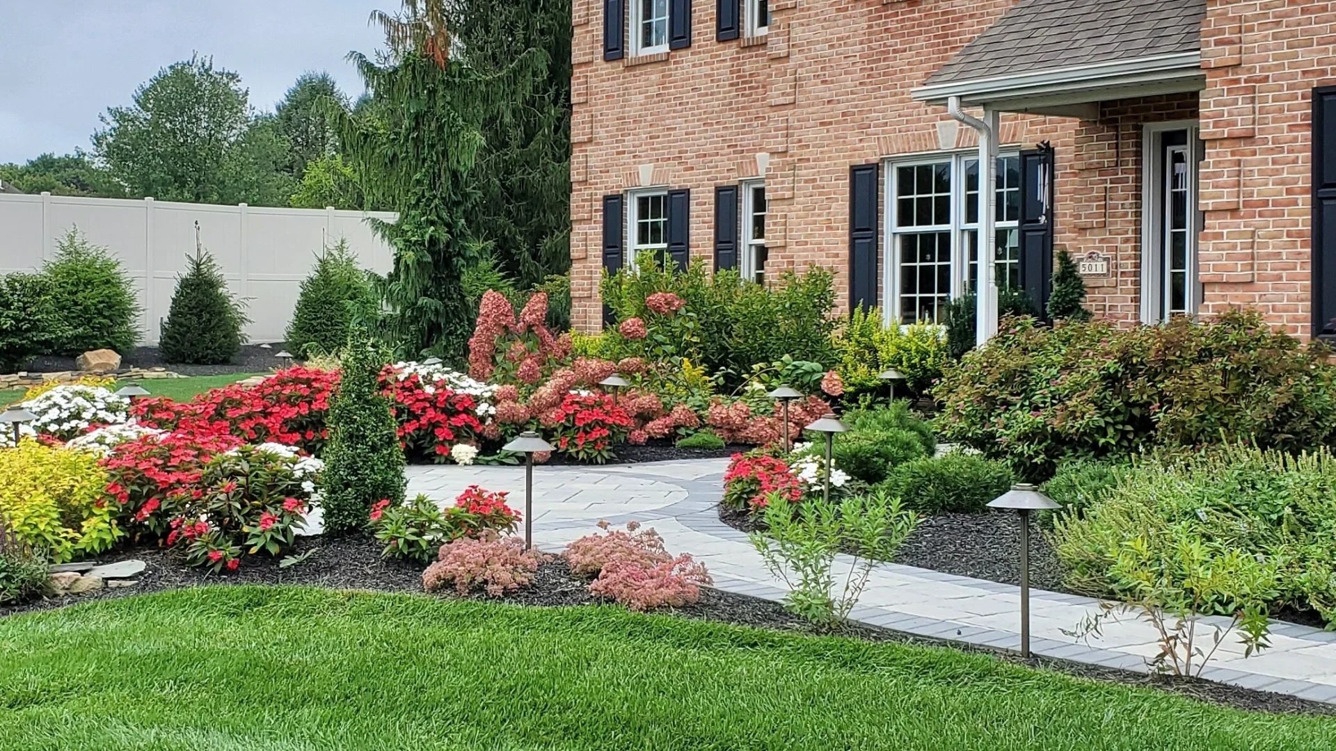 How to Create a Layered Effect With Your Landscape Plants